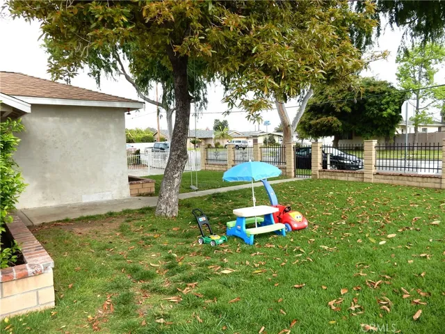 Side yard leading to the front yard.