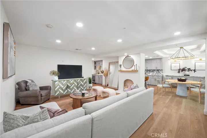 575 S Barrington Avenue 109, Los Angeles, California 90049