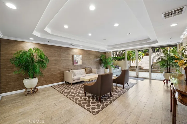575 S Barrington Avenue 109, Los Angeles, California 90049