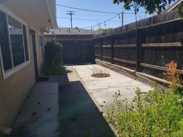 1033 Front yard/patio