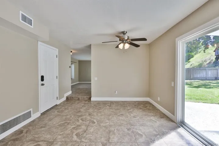 Breakfast/dining area