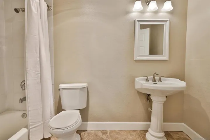 Upstairs guest/hall bathroom