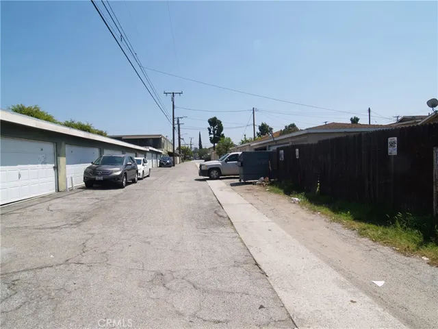 alley access facing east.