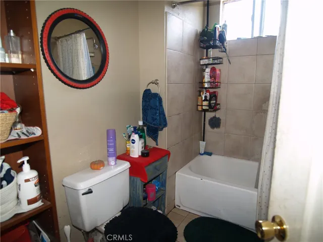 hall bath w/tub/shower