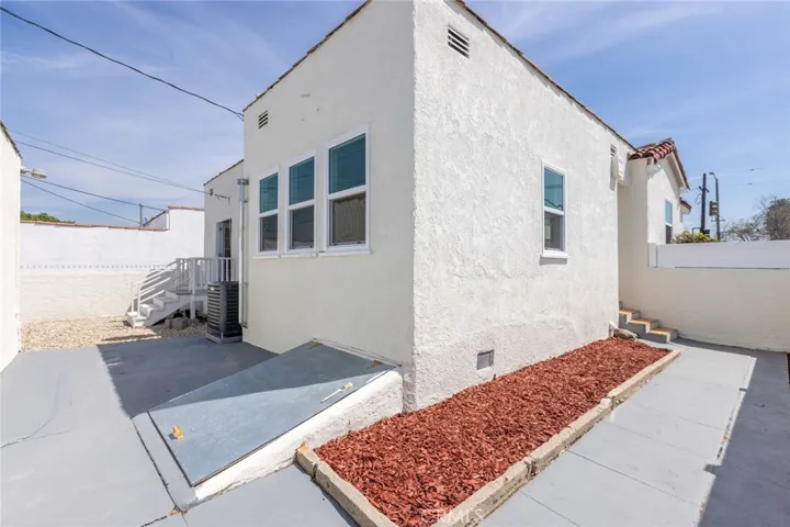 7525 8th Avenue, Los Angeles, California 90043