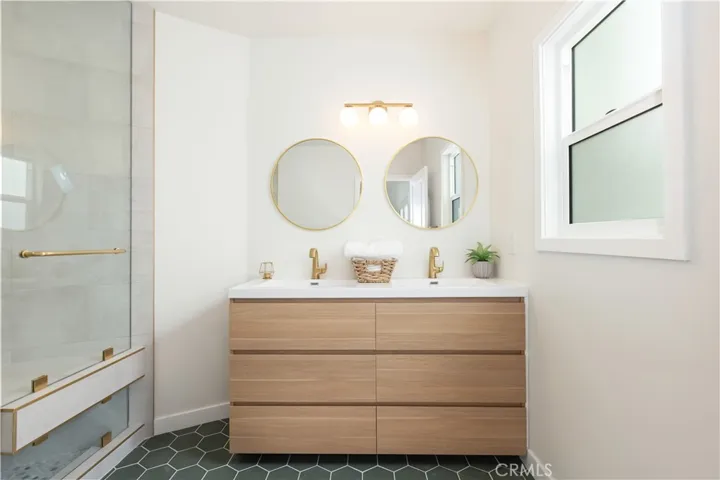 7525 8th Avenue, Los Angeles, California 90043