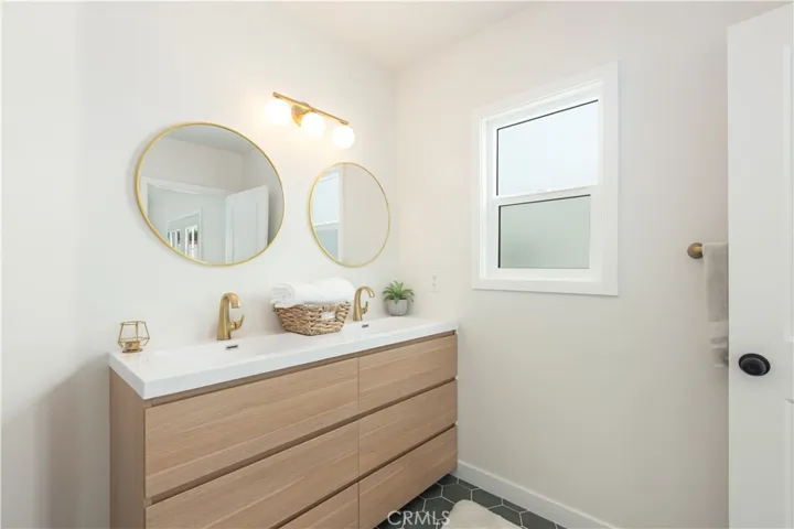 7525 8th Avenue, Los Angeles, California 90043