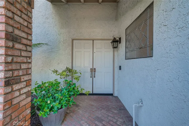 6049 Rustling Oaks Drive, Agoura Hills, California 91301