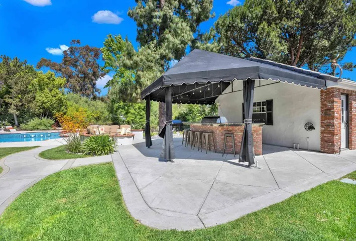 Outdoor Kitchen