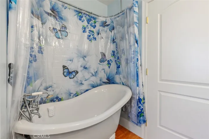 Claw foot tub
