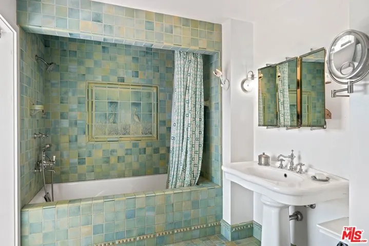 339 Adelaide Drive, Santa Monica, California 90402