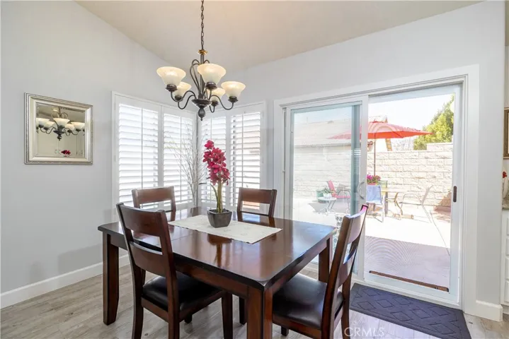 Wonderful Dining Looks out to Your Garden Backyard