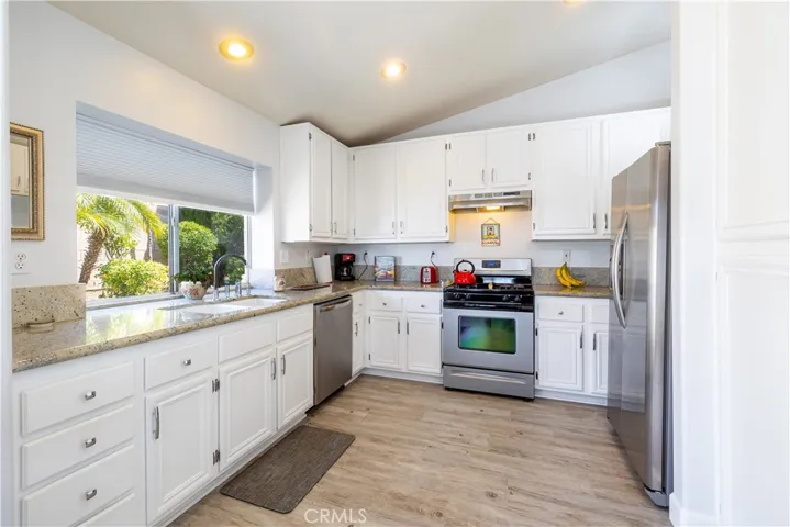 Beautiful Spacious Kitchen!