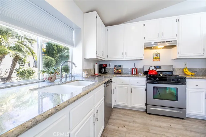 Plenty of Cabinets for storage and cooking!