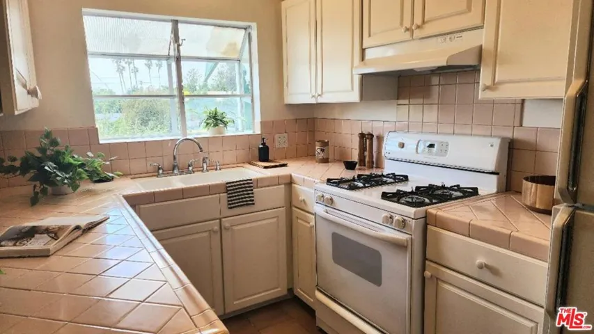 4872 La Roda Avenue, Los Angeles, California 90041