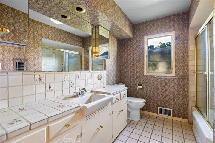 Hallway full bathroom.