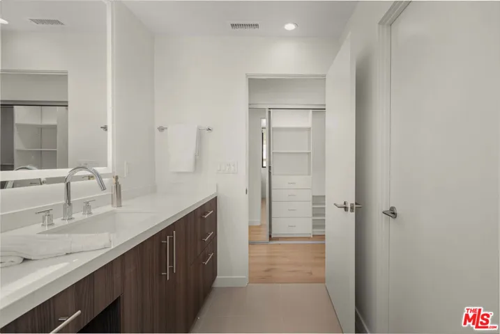 1542 N Hoover Street, Los Angeles, California 90027