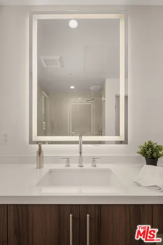1542 N Hoover Street, Los Angeles, California 90027