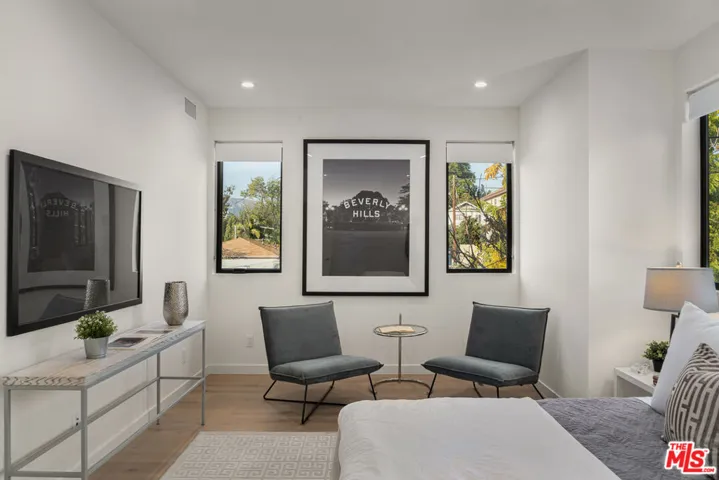 1542 N Hoover Street, Los Angeles, California 90027