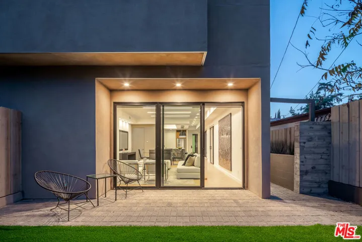 1542 N Hoover Street, Los Angeles, California 90027