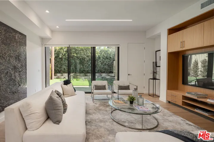 1542 N Hoover Street, Los Angeles, California 90027