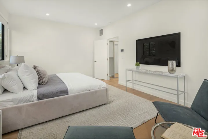 1542 N Hoover Street, Los Angeles, California 90027