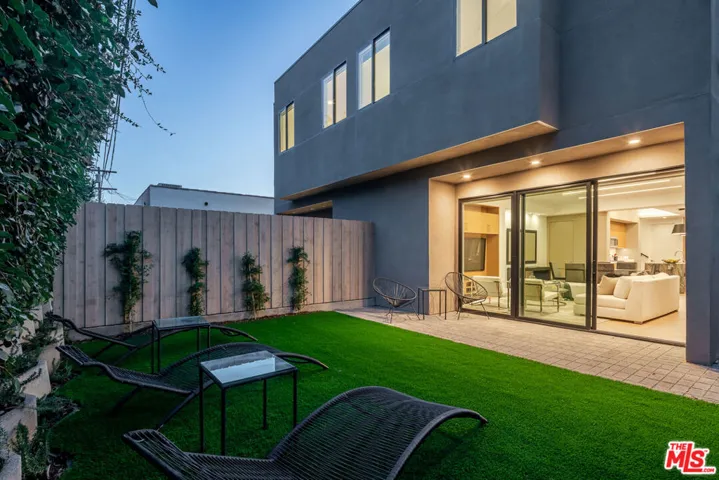 1542 N Hoover Street, Los Angeles, California 90027