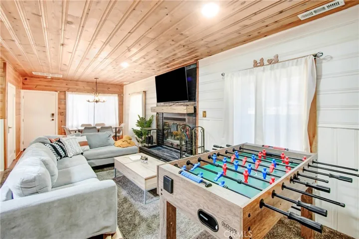 263 Victoria Lane, Sugarloaf, California 92386