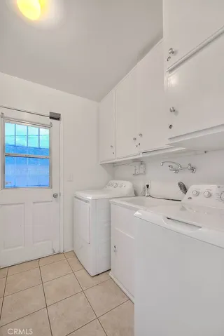 Individul Room: Laundry Room w/Sink.