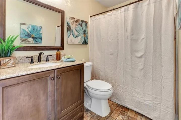 Main floor full bathroom