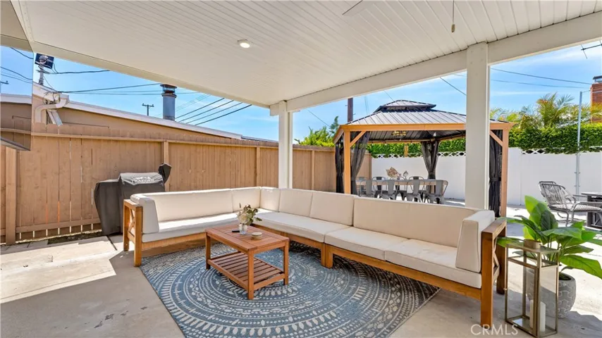 Al Frescoe Outdoor Living Area under massive Alumawood-style Patio Covering