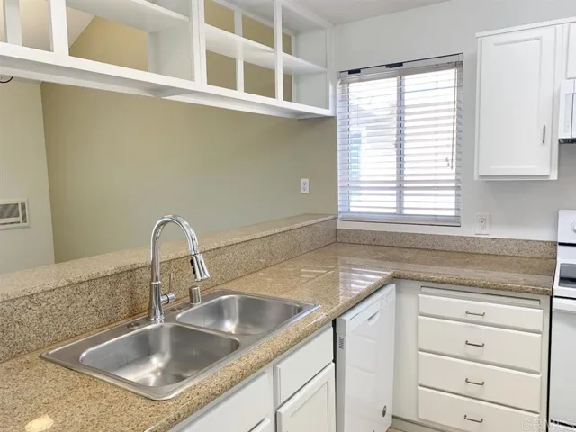 930 Via Mil Cumbres 14, Solana Beach, California 92075