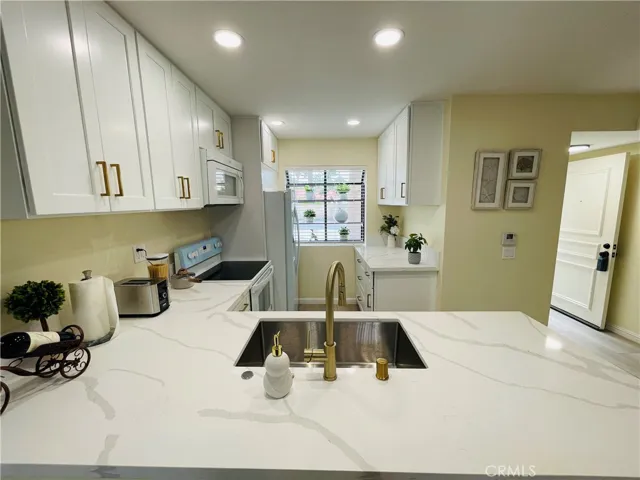 208 Pineview, Irvine, California 92620