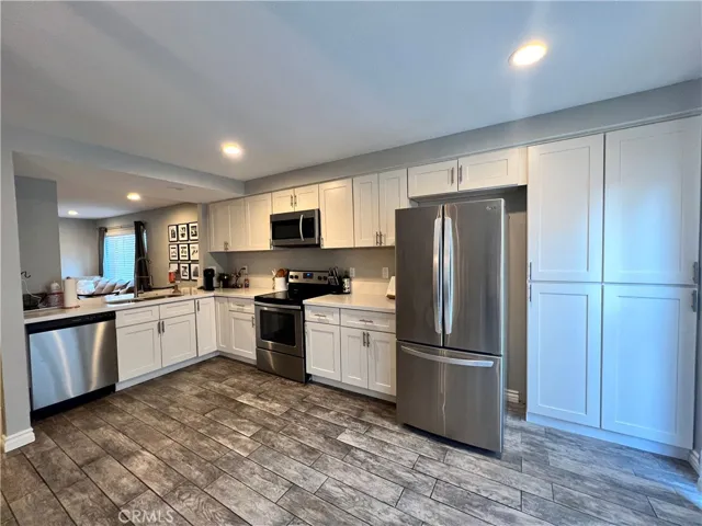 Open spacious kitchen (fridge included)