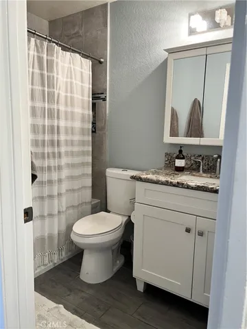 upstairs primary full bath