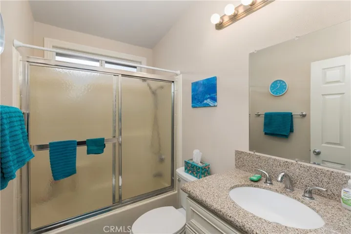 Bathroom between Bedrooms