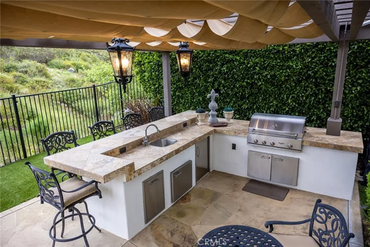 Outdoor Kitchen - perfect for entertaining.