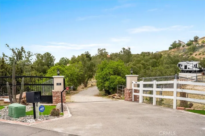 13580 Summit Knoll Road, Agua Dulce, California 91390