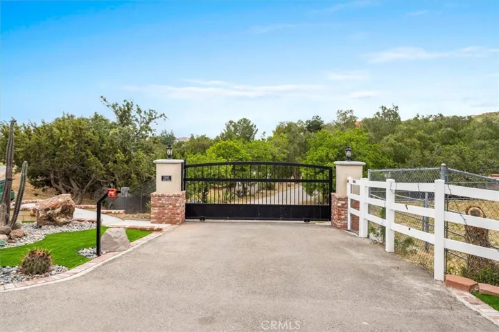 13580 Summit Knoll Road, Agua Dulce, California 91390