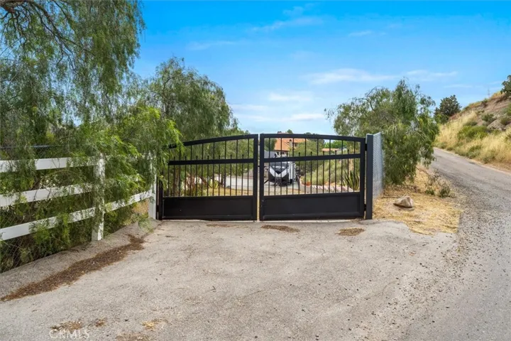 13580 Summit Knoll Road, Agua Dulce, California 91390