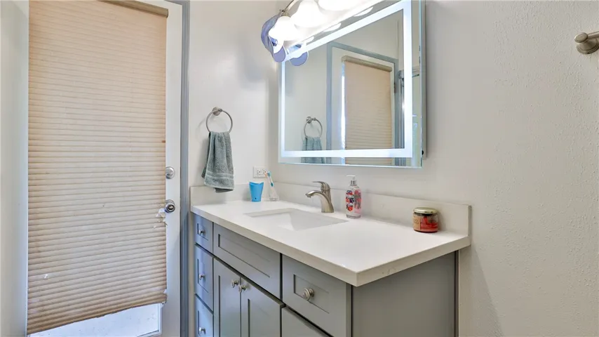 Hall/Guest Bathroom