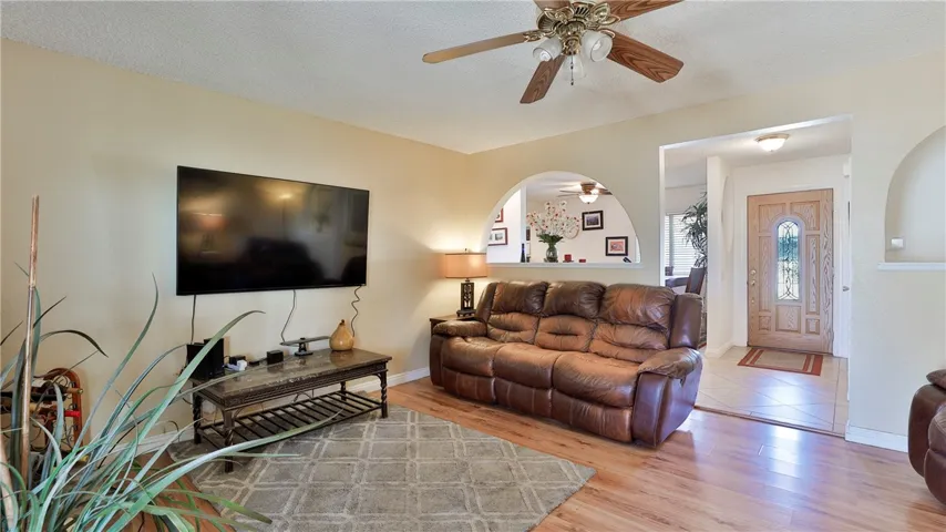 Family Room~Bright & Comfortable