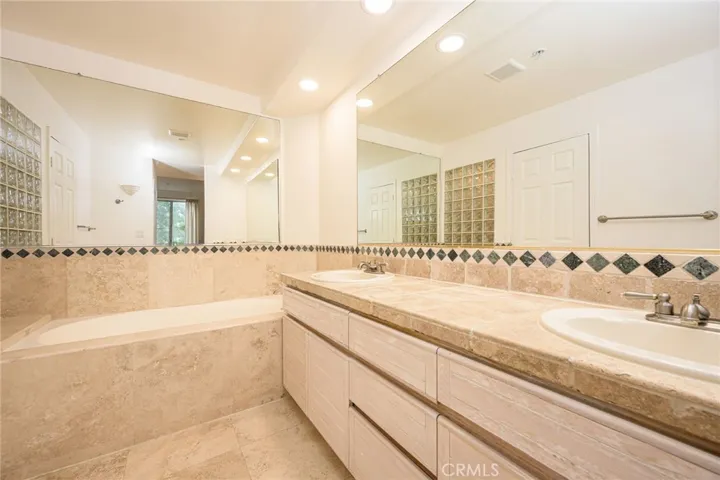 2233 Martin 222, Irvine, California 92612