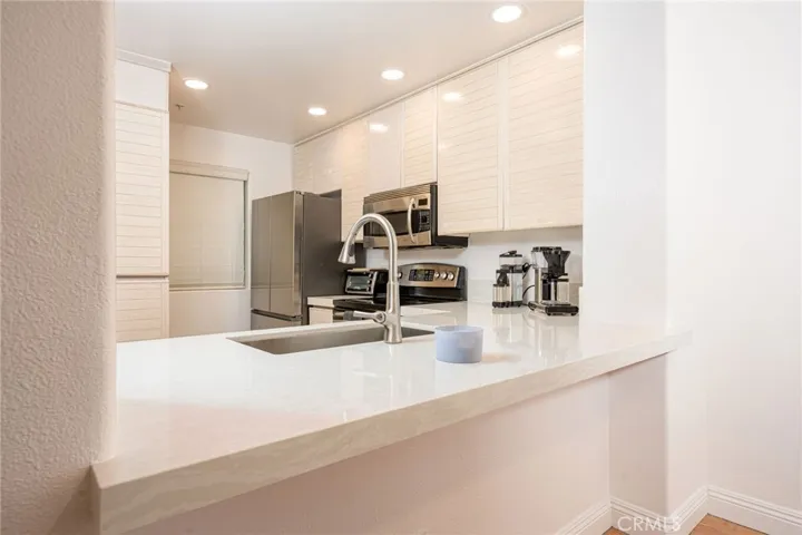 2233 Martin 222, Irvine, California 92612