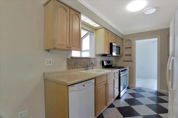 182 Elm Drive, Hollister, California 95023