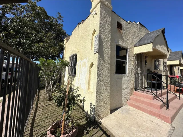 725 W 77th Street, Los Angeles, California 90044