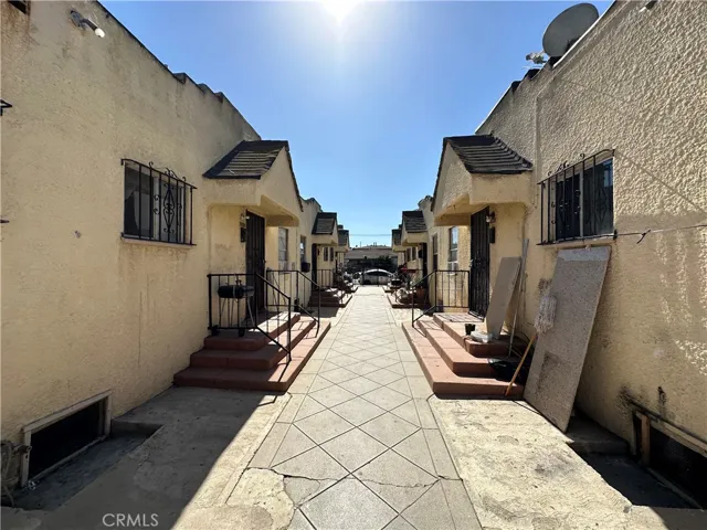 725 W 77th Street, Los Angeles, California 90044