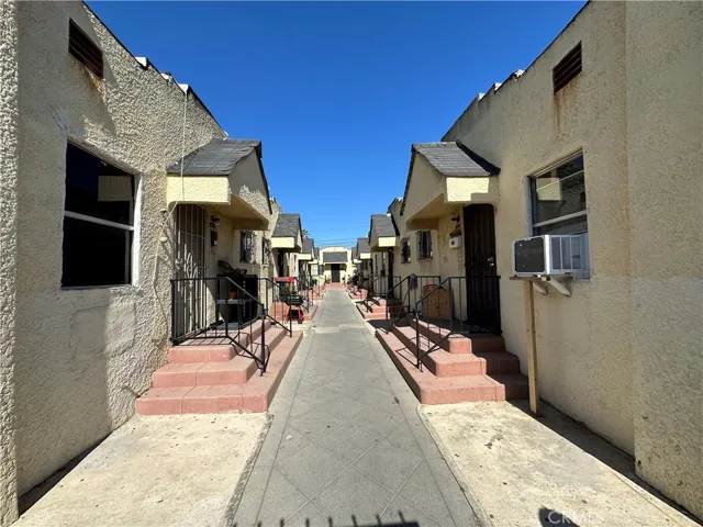 725 W 77th Street, Los Angeles, California 90044