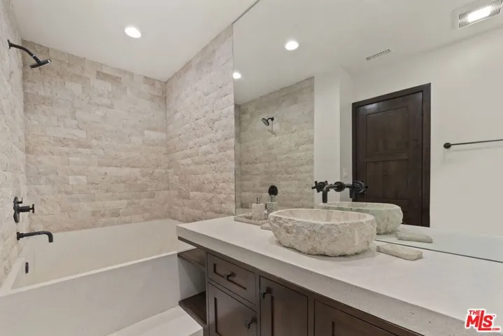 4755 White Oak Place, Encino, California 91316