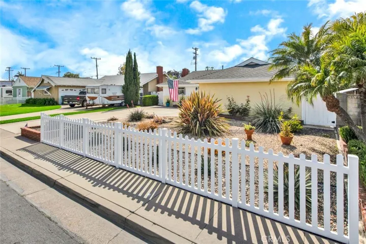 Vinyl Fence Surround The Front Of The Home
